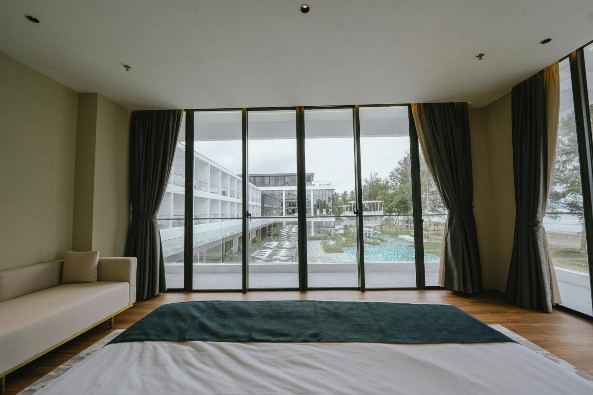 Roxy Beach Resort Sematan Exterior photo